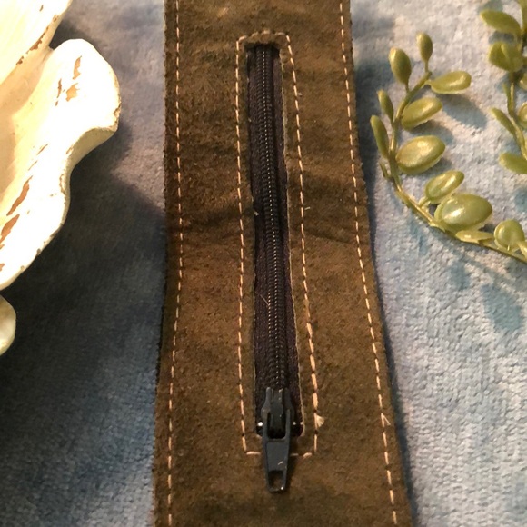 Hidden money compartment in this snap bracelet! - Picture 5 of 8